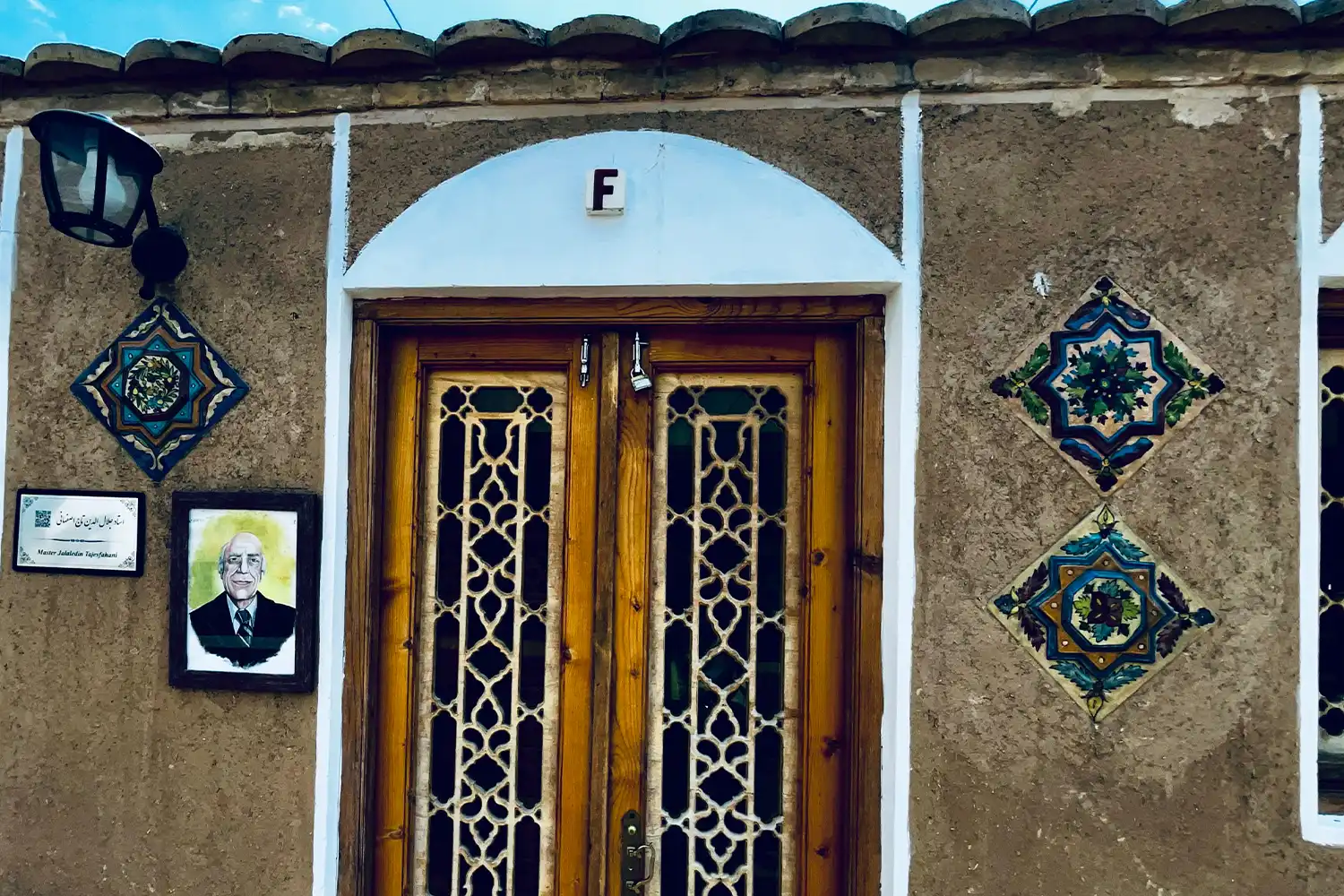 تصویر درب ورودی اتاق یک‌نفره استاد تاج اصفهانی هتل سنتی طاووسیه