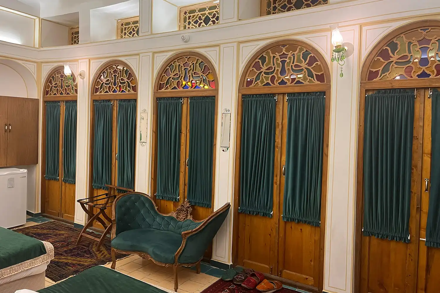 تصویر پنجره های اتاق چهار تخته شاه نشین سردار بی بی مریم بختیاری بوتیک هتل طاووسیه