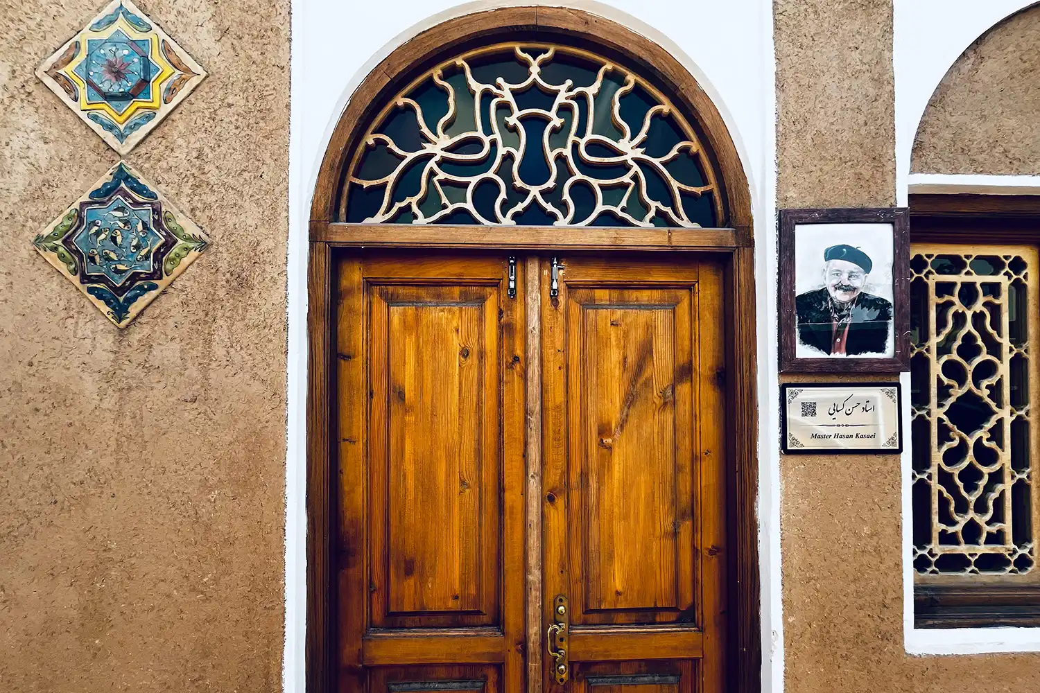 تصویر درب ورودی اتاق دابل استاد حسن کسایی هتل طاووسیه