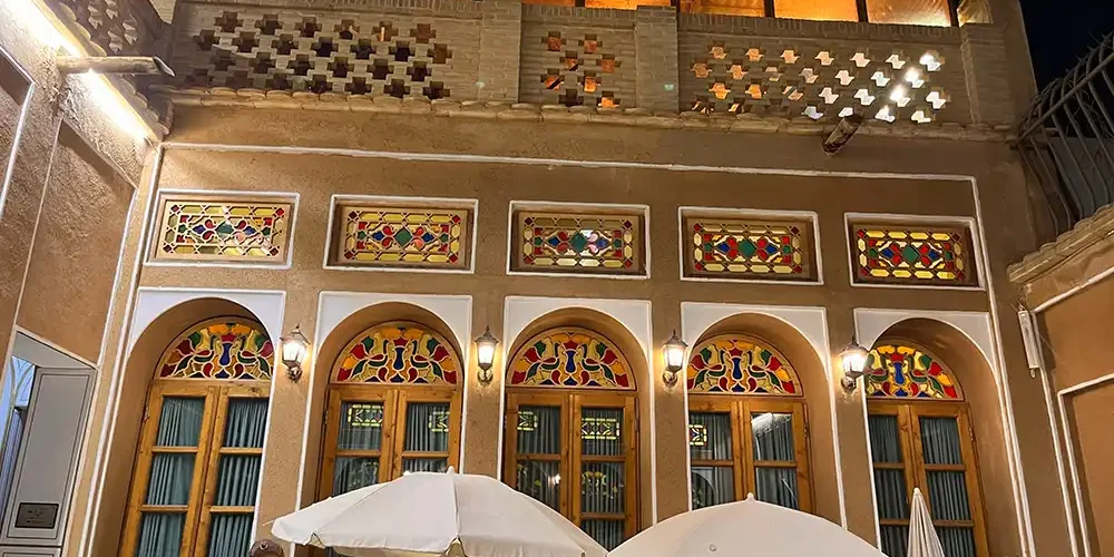 تصویر پنج دری اتاق شاه نشین هتل سنتی طاووسیه اصفهان
