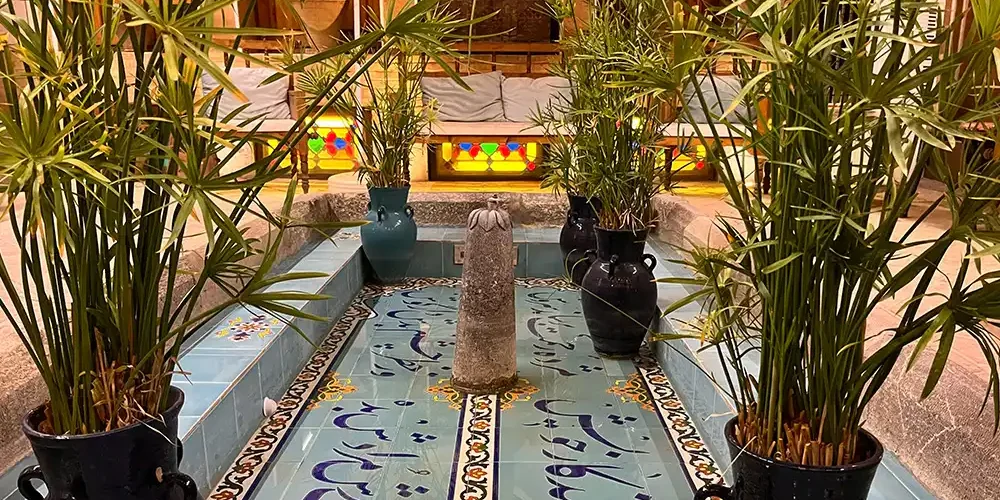 تصویر حوض رو به روی اتاق شاه نشین هتل سنتی طاووسیه اصفهان