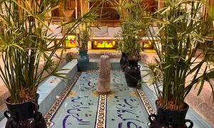 تصویر حوض رو به روی اتاق شاه نشین هتل سنتی طاووسیه اصفهان
