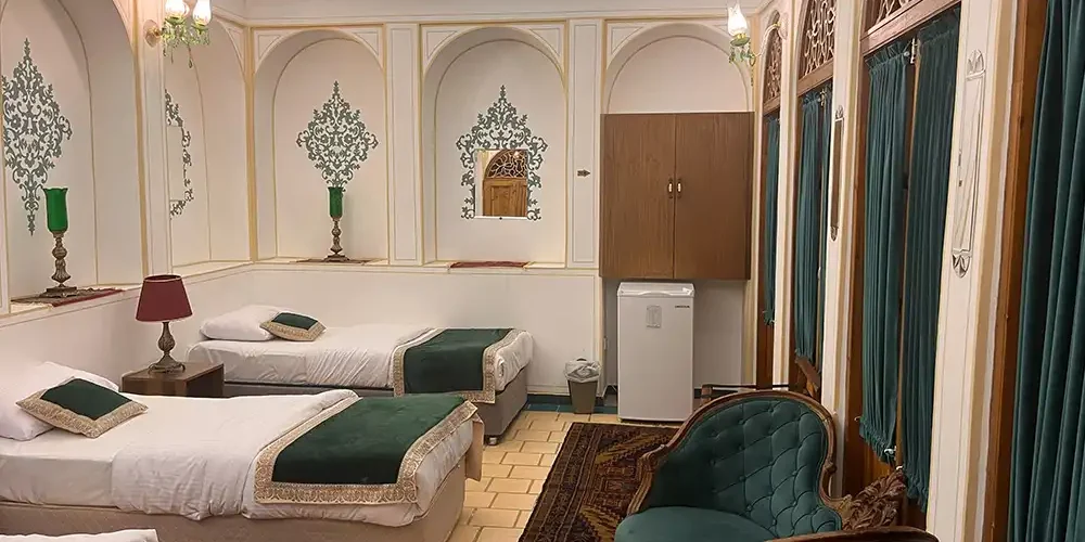 تصویر داخل اتاق شاه نشین هتل سنتی طاووسیه اصفهان